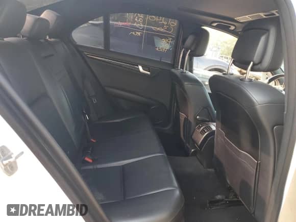 2013 Mercedes-Benz C 300 Luxury z VIN WDDGF8ABXDA751673, wystawiony jako Copart lot #68739465 z przebiegiem 211 703 mil mil oraz Czysty tytuł • Clean title. Historia ofert i sprzedaży dostępna na DreamBid. Obrazek 10.