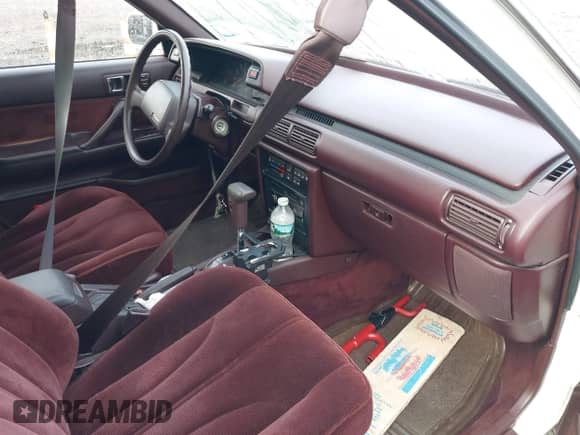 1988 Toyota Camry LE z VIN JT2SV22E5J3248025, wystawiony jako IAAI lot #42921735 z przebiegiem 85 398 mil mil oraz . Historia ofert i sprzedaży dostępna na DreamBid. Obrazek 5.