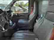 2017 Chevrolet Express Cargo z VIN 1GCWGAFF0H1325647, wystawiony jako IAAI lot #43558820 z przebiegiem 237 387 mil mil oraz . Historia ofert i sprzedaży dostępna na DreamBid. Obrazek 26.