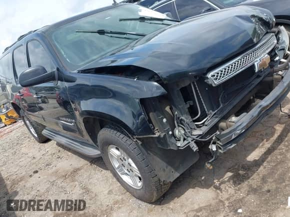 2010 Chevrolet Suburban LT z VIN 1GNUCJE06AR138587, wystawiony jako IAAI lot #42145484 z przebiegiem 283 318 mil mil oraz . Historia ofert i sprzedaży dostępna na DreamBid. Obrazek 1.