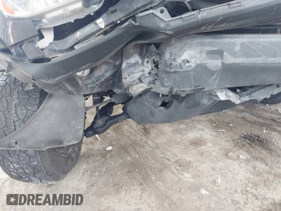 2014 Toyota Tacoma PreRunner z VIN 5TFJX4GN8EX031794, wystawiony jako IAAI lot #42533121 z przebiegiem 117 116 mil mil oraz . Historia ofert i sprzedaży dostępna na DreamBid. Obrazek 6.