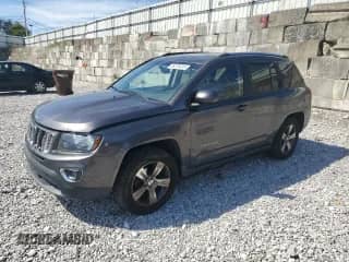 2017 Jeep Compass Latitude z VIN 1C4NJCEB9HD166004, wystawiony jako Copart lot #85276915 z przebiegiem 125 688 mil mil oraz Czysty tytuł • Clean title. Historia ofert i sprzedaży dostępna na DreamBid. Obrazek 1.