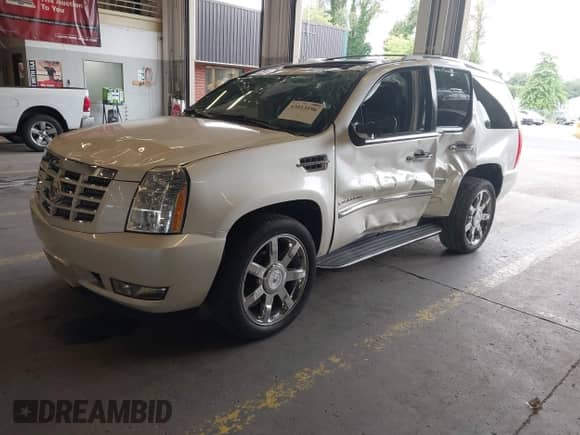 2009 Cadillac Escalade with VIN 1GYFK23239R294543, listed as a IAAI auction lot 43013196 with 101,523 mi miles and . Bid and sale history available at DreamBid. Image 2.