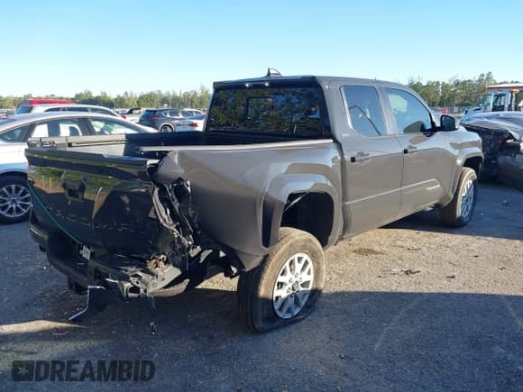 2024 Toyota Tacoma SR5 z VIN 3TMKB5FN7RM004138, wystawiony jako IAAI lot #41428936 z przebiegiem 13 625 mil mil oraz . Historia ofert i sprzedaży dostępna na DreamBid. Obrazek 6.