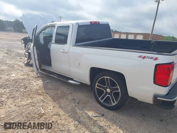 2015 Chevrolet Silverado 1500 LT z VIN 1GCVKREH5FZ400305, wystawiony jako IAAI lot #42626165 z przebiegiem Nie podano mil oraz . Historia ofert i sprzedaży dostępna na DreamBid. Obrazek 3.
