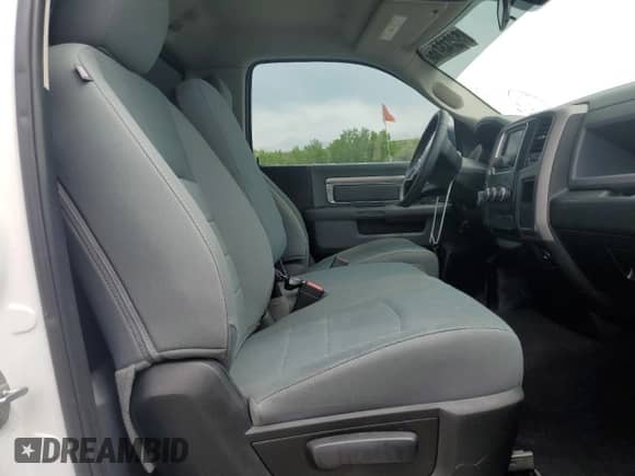 2019 Ram 1500 Tradesman z VIN 3C6JR6DT4KG506907, wystawiony jako Copart lot #54513415 z przebiegiem 33 218 mil mil oraz Szkoda całkowita • Salvage title. Historia ofert i sprzedaży dostępna na DreamBid. Obrazek 12.