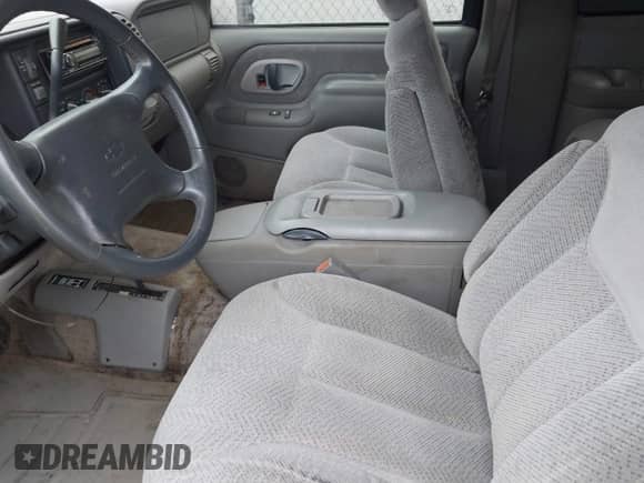 1997 Chevrolet Tahoe z VIN 3GNEK18R0VG127205, wystawiony jako IAAI lot #41531547 z przebiegiem 161 049 mil mil oraz . Historia ofert i sprzedaży dostępna na DreamBid. Obrazek 5.