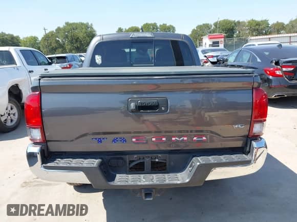2020 Toyota Tacoma SR5 с VIN 5TFAZ5CN8LX091464, выставлен на аукционе IAAI как лот 43183342 с пробегом 59 398 миль миль и . История ставок и продаж доступна на DreamBid. Изображение 17.