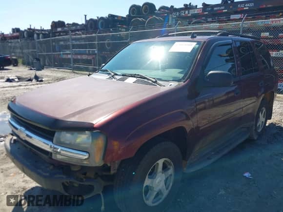 2006 Chevrolet TrailBlazer LT z VIN 1GNDS13S962182042, wystawiony jako IAAI lot #43003509 z przebiegiem 179 978 mil mil oraz . Historia ofert i sprzedaży dostępna na DreamBid. Obrazek 2.