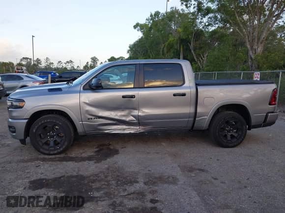 2025 Ram 1500 Big Horn z VIN 1C6RREFG9SN527515, wystawiony jako IAAI lot #41952115 z przebiegiem 8 009 mil mil oraz . Historia ofert i sprzedaży dostępna na DreamBid. Obrazek 15.