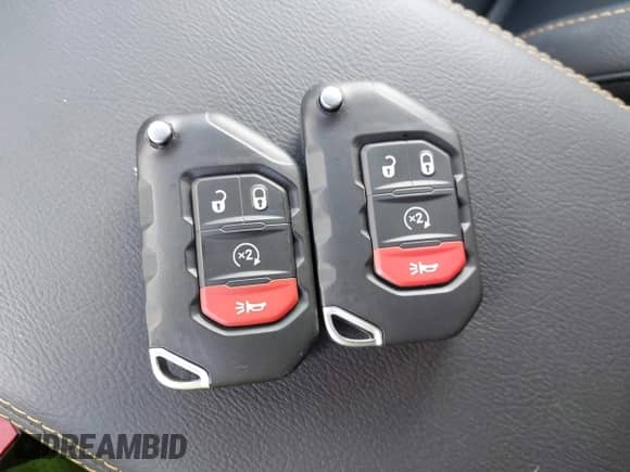 2025 Jeep Wrangler Sahara с VIN 1C4PJXEN7SW518700, выставлен на аукционе IAAI как лот 43325248 с пробегом 11 580 миль миль и . История ставок и продаж доступна на DreamBid. Изображение 11.