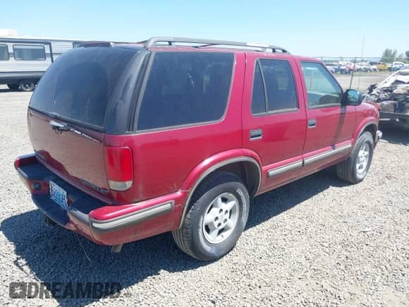 1999 Chevrolet Blazer LS z VIN 1GNDT13W9XK122778, wystawiony jako IAAI lot #42647297 z przebiegiem 213 088 mil mil oraz . Historia ofert i sprzedaży dostępna na DreamBid. Obrazek 4.
