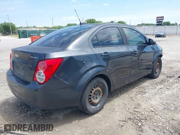 2016 Chevrolet Sonic LS z VIN 1G1JA5SH1G4132679, wystawiony jako IAAI lot #42321088 z przebiegiem 140 837 mil mil oraz . Historia ofert i sprzedaży dostępna na DreamBid. Obrazek 4.