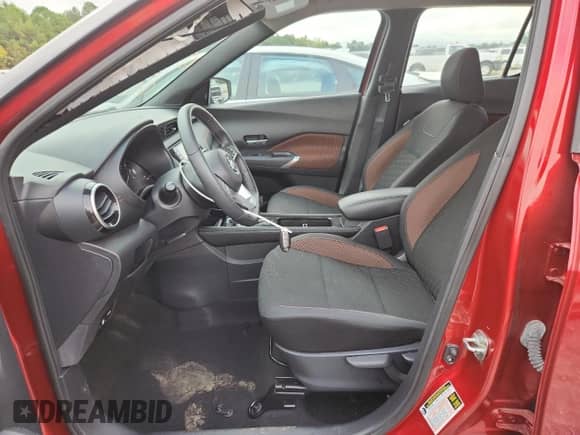 2021 Nissan Kicks SR z VIN 3N1CP5DV8ML486323, wystawiony jako Copart lot #81300945 z przebiegiem 63 127 mil mil oraz Czysty tytuł • Clean title. Historia ofert i sprzedaży dostępna na DreamBid. Obrazek 7.