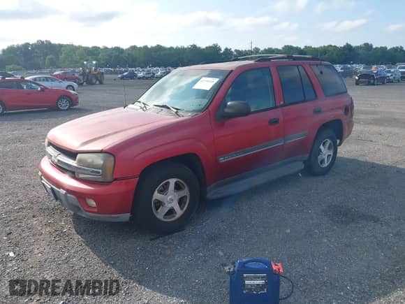 2002 Chevrolet TrailBlazer LS z VIN 1GNDT13S022332787, wystawiony jako IAAI lot #42739318 z przebiegiem 155 190 mil mil oraz . Historia ofert i sprzedaży dostępna na DreamBid. Obrazek 2.