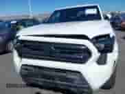 2024 Toyota Tacoma TRD Off Road с VIN 3TMLB5JN5RM057125, выставлен на аукционе IAAI как лот 43274488 с пробегом 22 542 миль миль и . История ставок и продаж доступна на DreamBid. Изображение 6.
