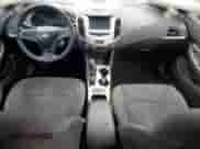 2017 Chevrolet Cruze LS z VIN 1G1BC5SM8H7124364, wystawiony jako Copart lot #81910565 z przebiegiem 75 631 mil mil oraz Szkoda całkowita • Salvage title. Historia ofert i sprzedaży dostępna na DreamBid. Obrazek 8.