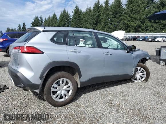 2024 Toyota Corolla Cross L с VIN 7MUAAABG7RV118984, выставлен на аукционе Copart как лот 69398675 с пробегом 32 565 миль миль и Списание • Salvage title. История ставок и продаж доступна на DreamBid. Изображение 3.