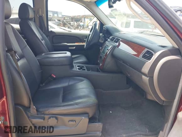 2009 Chevrolet Tahoe with VIN 1GNFK135X9R153552, listed as a IAAI auction lot 41930886 with 193,739 mi miles and . Bid and sale history available at DreamBid. Image 5.