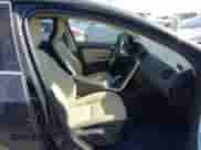 2013 Volvo S60 T5 Premier z VIN YV1612FS6D2185459, wystawiony jako IAAI lot #43426754 z przebiegiem 167 059 mil mil oraz . Historia ofert i sprzedaży dostępna na DreamBid. Obrazek 5.
