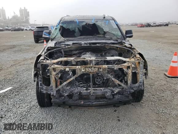 2019 Cadillac Escalade ESV z VIN 1GYS3GKJ1KR154028, wystawiony jako Copart lot #83409884 z przebiegiem Nie podano mil oraz Szkoda całkowita • Salvage title. Historia ofert i sprzedaży dostępna na DreamBid. Obrazek 5.