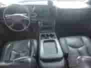 2005 GMC Sierra 1500 SLE z VIN 2GTEK13T751180214, wystawiony jako Copart lot #84294625 z przebiegiem 174 546 mil mil oraz Czysty tytuł • Clean title. Historia ofert i sprzedaży dostępna na DreamBid. Obrazek 8.