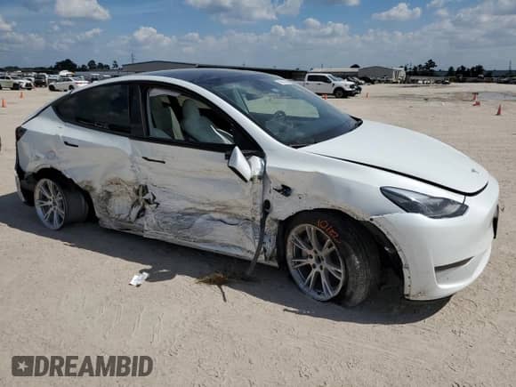 2024 Tesla Model Y with VIN 7SAYGDEDXRF044347, listed as a Copart auction lot 65477684 with 5,865 mi miles and Salvage title. Bid and sale history available at DreamBid. Image 4.
