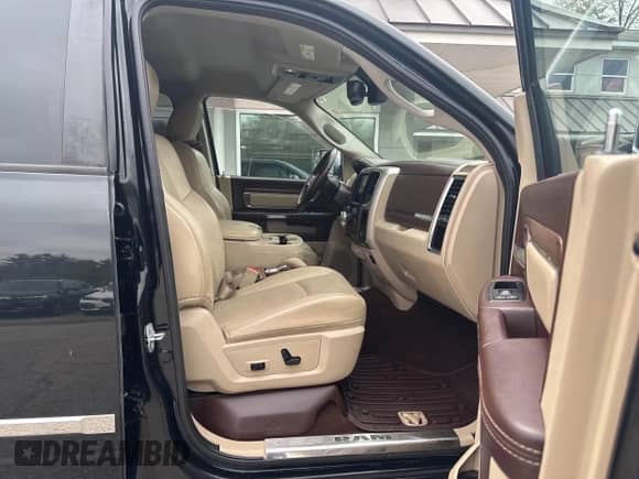 2016 Ram 1500 Laramie z VIN 1C6RR7VM9GS143262, wystawiony jako IAAI lot #42191213 z przebiegiem 159 920 mil mil oraz . Historia ofert i sprzedaży dostępna na DreamBid. Obrazek 5.