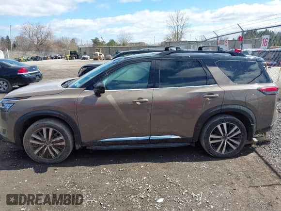 2023 Nissan Pathfinder Platinum с VIN 5N1DR3DK0PC201664, выставлен на аукционе IAAI как лот 41929147 с пробегом 27 406 миль миль и . История ставок и продаж доступна на DreamBid. Изображение 14.