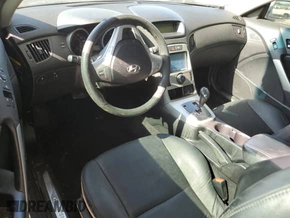2010 Hyundai Genesis Coupe Grand Touring z VIN KMHHU6KH8AU040913, wystawiony jako Copart lot #57479885 z przebiegiem Nie podano mil oraz Szkoda całkowita • Salvage title. Historia ofert i sprzedaży dostępna na DreamBid. Obrazek 8.