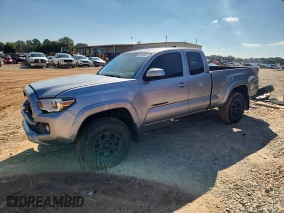 2017 Toyota Tacoma SR5 with VIN 5TFSZ5ANXHX082683, listed as a Copart auction lot 81510335 with 75,413 mi miles and Salvage title. Bid and sale history available at DreamBid. Image 1.