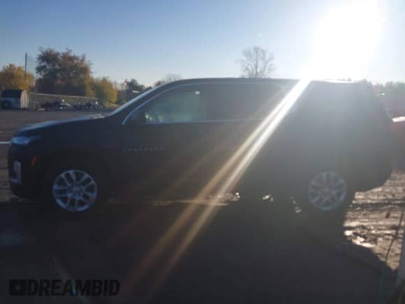 2022 Chevrolet Traverse LS z VIN 1GNEVFKW7NJ195163, wystawiony jako IAAI lot #43495512 z przebiegiem 37 055 mil mil oraz . Historia ofert i sprzedaży dostępna na DreamBid. Obrazek 14.