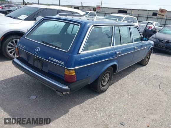 1984 Mercedes-Benz 300 z VIN WDBAB93AXEF005460, wystawiony jako IAAI lot #42868835 z przebiegiem 210 841 mil mil oraz . Historia ofert i sprzedaży dostępna na DreamBid. Obrazek 4.