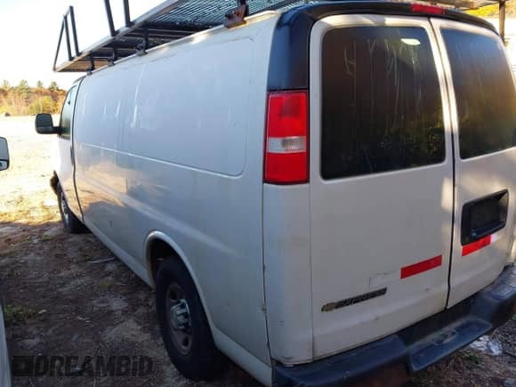 2018 Chevrolet Express Cargo z VIN 1GCWGBFP1J1315181, wystawiony jako IAAI lot #43227788 z przebiegiem 202 417 mil mil oraz . Historia ofert i sprzedaży dostępna na DreamBid. Obrazek 3.