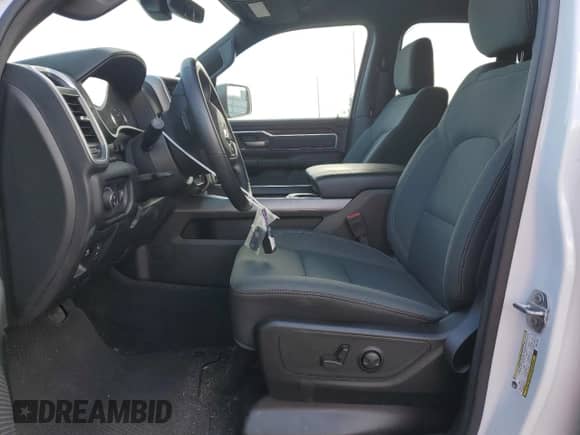 2023 Ram 1500 Big Horn z VIN 1C6RREBG2PN511783, wystawiony jako Copart lot #47061195 z przebiegiem 3 310 mil mil oraz Szkoda całkowita • Salvage title. Historia ofert i sprzedaży dostępna na DreamBid. Obrazek 7.