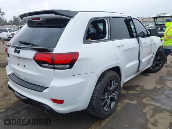 2015 Jeep Grand Cherokee SRT z VIN 1C4RJFDJ5FC190072, wystawiony jako IAAI lot #42980152 z przebiegiem 90 580 mil mil oraz . Historia ofert i sprzedaży dostępna na DreamBid. Obrazek 4.