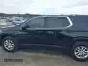 2021 Chevrolet Traverse LS z VIN 1GNERFKW0MJ244559, wystawiony jako IAAI lot #42461606 z przebiegiem 51 923 mil mil oraz . Historia ofert i sprzedaży dostępna na DreamBid. Obrazek 14.