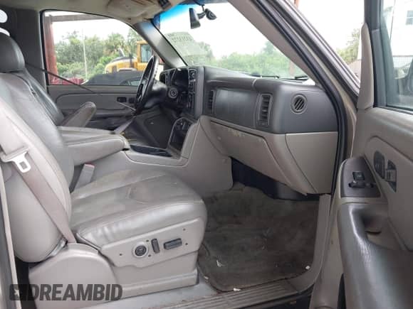 2004 Chevrolet Suburban LS z VIN 3GNFK16Z14G316015, wystawiony jako IAAI lot #43213272 z przebiegiem 106 147 mil mil oraz . Historia ofert i sprzedaży dostępna na DreamBid. Obrazek 5.