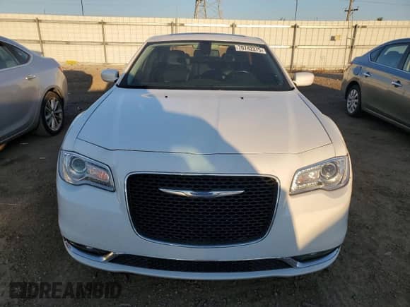 2018 Chrysler 300 Touring L с VIN 2C3CCAAG6JH308149, выставлен на аукционе Copart как лот 70742375 с пробегом 99 734 миль миль и Списание • Salvage title. История ставок и продаж доступна на DreamBid. Изображение 5.
