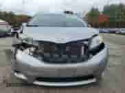 2011 Toyota Sienna LE z VIN 5TDKK3DC9BS047018, wystawiony jako Copart lot #82652505 z przebiegiem 151 351 mil mil oraz Czysty tytuł • Clean title. Historia ofert i sprzedaży dostępna na DreamBid. Obrazek 5.