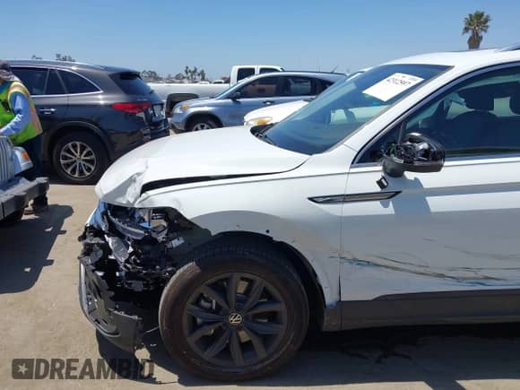 2024 Volkswagen Tiguan SE with VIN 3VVNB7AX4RM198923, listed as a IAAI auction lot 42312597 with 6,827 mi miles and . Bid and sale history available at DreamBid. Image 6.