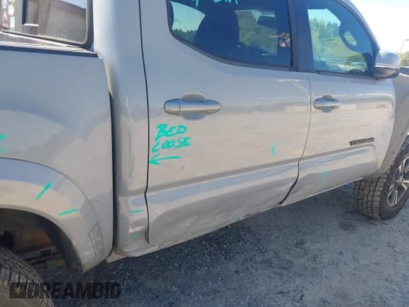 2019 Toyota Tacoma TRD Off Road z VIN 3TMCZ5AN2KM207371, wystawiony jako IAAI lot #43130878 z przebiegiem 104 178 mil mil oraz . Historia ofert i sprzedaży dostępna na DreamBid. Obrazek 6.