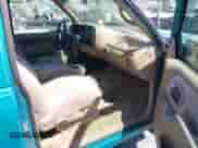 1995 GMC Sierra 1500 z VIN 2GTEC19K7S1506164, wystawiony jako IAAI lot #42595774 z przebiegiem 202 675 mil mil oraz . Historia ofert i sprzedaży dostępna na DreamBid. Obrazek 5.