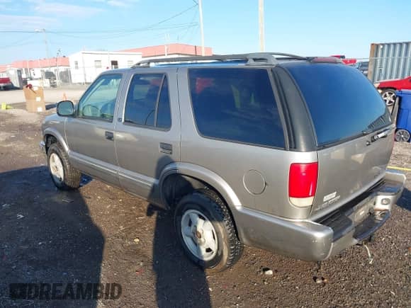 1998 Chevrolet Blazer z VIN 1GNDT13W7WK179219, wystawiony jako IAAI lot #41173648 z przebiegiem 247 164 mil mil oraz . Historia ofert i sprzedaży dostępna na DreamBid. Obrazek 3.
