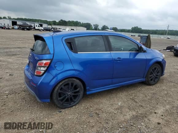 2018 Chevrolet Sonic Premier z VIN 1G1JF6SB3J4123833, wystawiony jako Copart lot #57724085 z przebiegiem 121 311 mil mil oraz Szkoda całkowita • Salvage title. Historia ofert i sprzedaży dostępna na DreamBid. Obrazek 3.