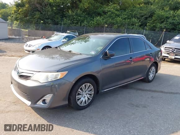 2013 Toyota Camry LE z VIN 4T1BD1FK5DU074343, wystawiony jako IAAI lot #42908273 z przebiegiem 180 827 mil mil oraz . Historia ofert i sprzedaży dostępna na DreamBid. Obrazek 2.