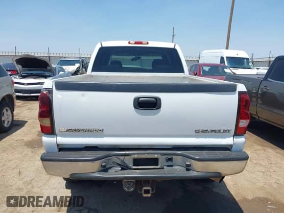 2005 Chevrolet Silverado 2500HD LS с VIN 1GCHC23U15F883907, выставлен на аукционе IAAI как лот 42721041 с пробегом Не указан миль и . История ставок и продаж доступна на DreamBid. Изображение 16.