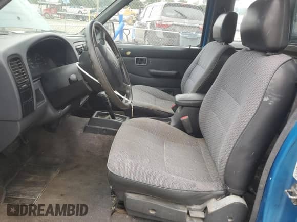 1996 Nissan Frontier XE z VIN 1N6SD16S0TC355813, wystawiony jako Copart lot #71358195 z przebiegiem 234 462 mil mil oraz Szkoda całkowita • Salvage title. Historia ofert i sprzedaży dostępna na DreamBid. Obrazek 7.