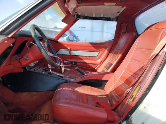 1977 Chevrolet Corvette z VIN 1Z37L7S435042, wystawiony jako Copart lot #44217135 z przebiegiem 72 182 mil mil oraz Czysty tytuł • Clean title. Historia ofert i sprzedaży dostępna na DreamBid. Obrazek 7.