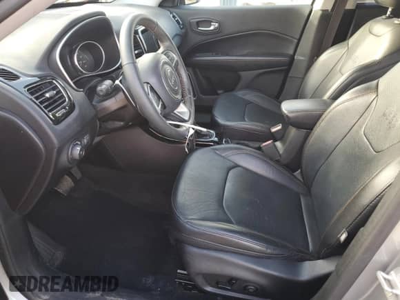 2020 Jeep Compass Limited z VIN 3C4NJDCB5LT137966, wystawiony jako Copart lot #84068285 z przebiegiem 58 183 mil mil oraz Szkoda całkowita • Salvage title. Historia ofert i sprzedaży dostępna na DreamBid. Obrazek 7.